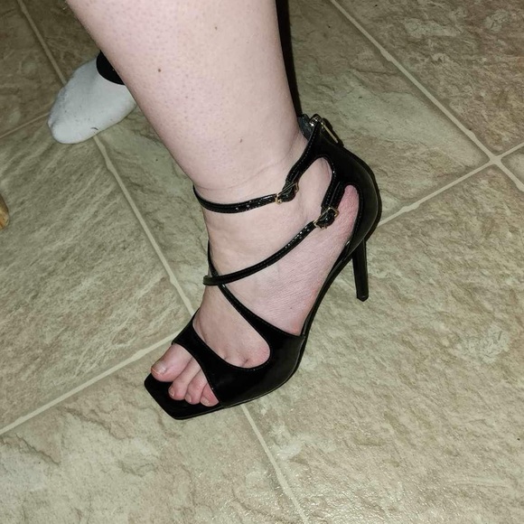 Guess Women’s Sella Open Toe Heels - Picture 4 of 4